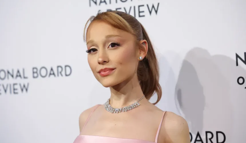 Ariana Grande en un close-up con expresión serena; referencia a su anuncio de pausa en redes sociales tras la ruptura con Pate Davison
