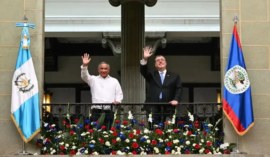Bernardo Arévalo y John Briceño en el Palacio Nacional de Guatemala, durante declaraciones sobre el diferendo territorial ante la CIJ