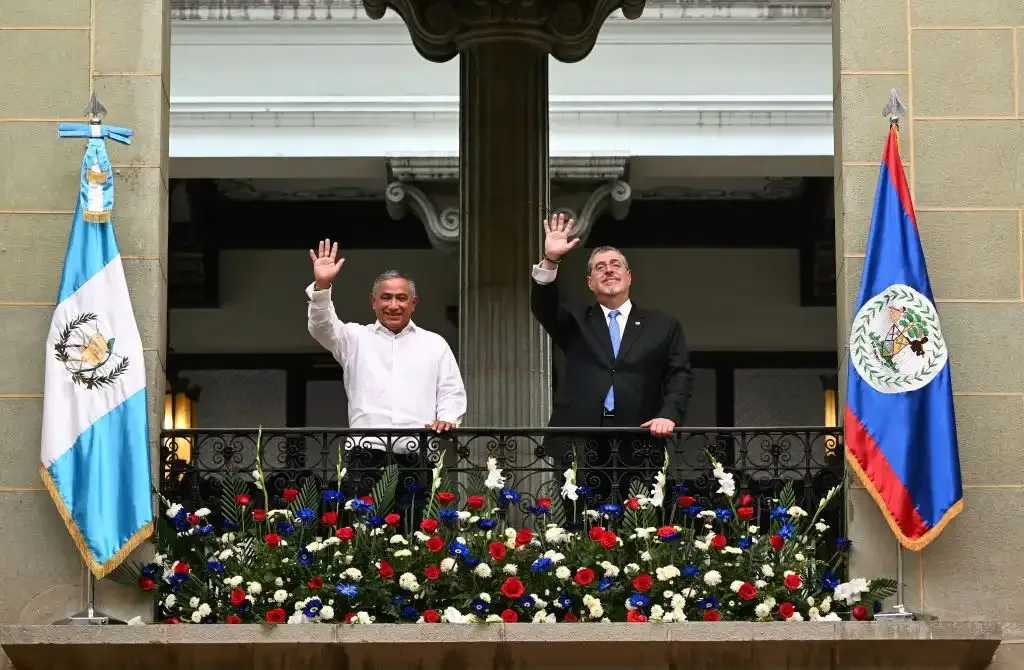Bernardo Arévalo y John Briceño en el Palacio Nacional de Guatemala, durante declaraciones sobre el diferendo territorial ante la CIJ