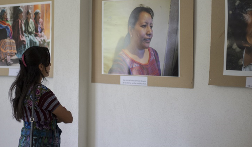 Mujeres artistas mayas de Sololá con tejidos y pinturas que se comercializarán en la galería virtual de Sotz’il Jay