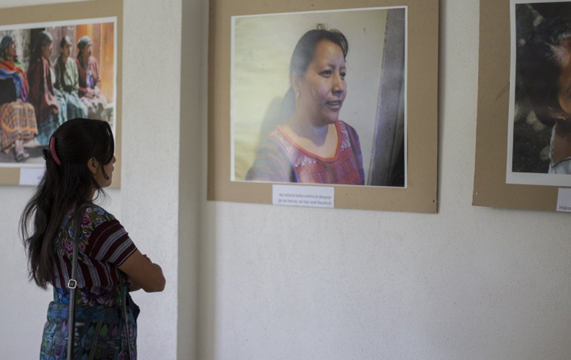 Mujeres artistas mayas de Sololá con tejidos y pinturas que se comercializarán en la galería virtual de Sotz’il Jay