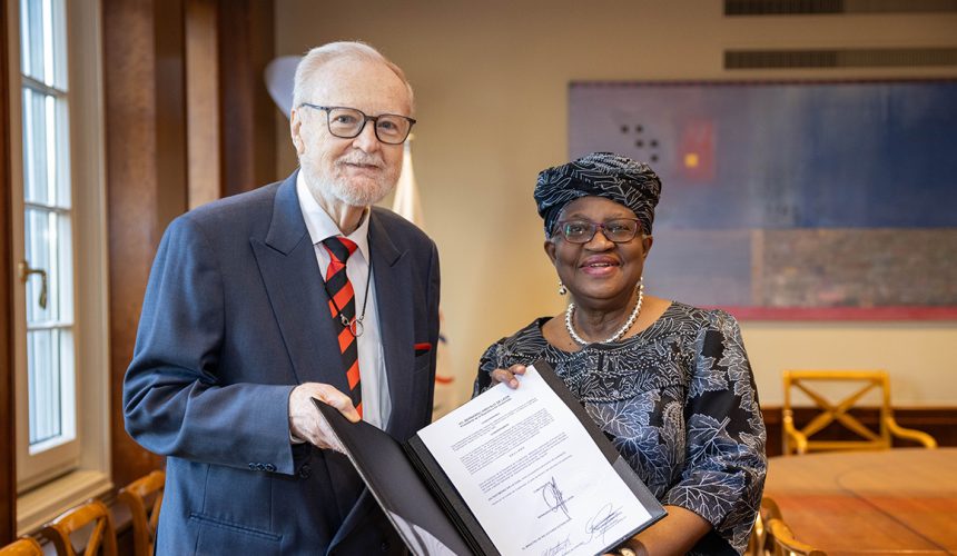 El embajador Eduardo Sperisen-Yurt entrega el instrumento de aceptación de Guatemala a Ngozi Okonjo-Iweala en la OMC